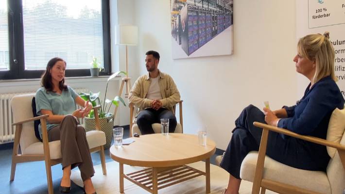 In einer Arbeitswelt, die sich kontinuierlich verändert, kann gezielte Weiterbildung und ein individuelles Coaching einen Beitrag zum Erfolg in der Arbeit leisten. Heute schauen wir uns an, welche Vorzüge sich aus der Verbindung von AVGS-Coaching und Weiterbildung oder Umschulung ergeben.