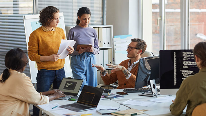 Als Webdesigner:in solltest du neben einem guten Gespür für Design Grundkenntnisse in HTML und CSS mitbringen. UX- und UI-Design sind zentrale Themen, um die Nutzerfreundlichkeit sicherzustellen. Zudem ist Kommunikationsstärke entscheidend, denn als Webdesigner:in arbeitest du selten isoliert.