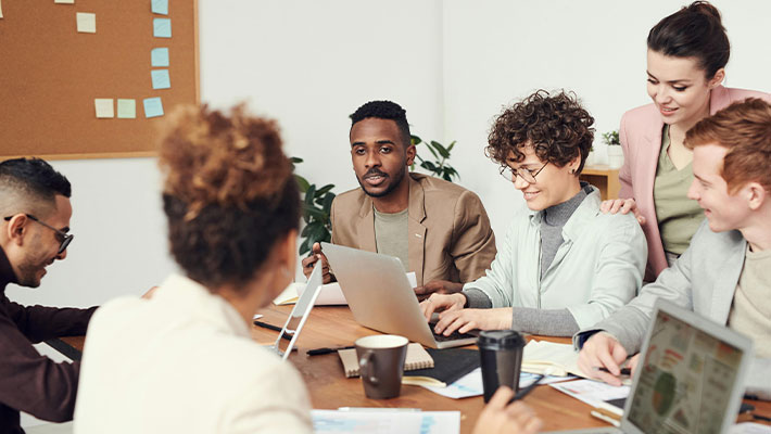 PRINCE2® ist als generische Best-Practice-Methode gedacht und lässt sich in vielen Branchen und Projekten einsetzen. Besonders häufig wird PRINCE2® in IT-Projekten sowie in Organisations- und Change-Projekten genutzt, bei denen es auf klare Verantwortlichkeiten, Governance und Reporting ankommt.