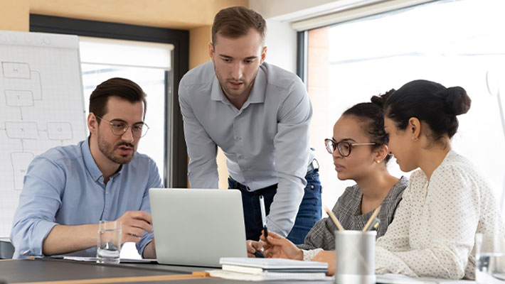 PRINCE2® ist eine Projektmanagement-Methode, die Projekte durch klare Rollen, Phasen und Kontrollmechanismen steuerbar macht. In diesem Artikel lernst du die Bedeutung von „Projects In Controlled Environments“, die 7 PRINCE2®-Prinzipien und typische Einsatzszenarien kennen – verständlich und ohne Vorwissen.