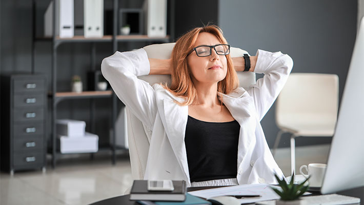 Wie gelingt es, im Berufsleben trotz Stress, Druck und Veränderungen mental stabil zu bleiben? In diesem Artikel erfährst du, was Resilienz im Job bedeutet, warum sie immer wichtiger wird – und wie du sie gezielt mit praktischen Tipps und passenden Weiterbildungsangeboten stärken kannst.