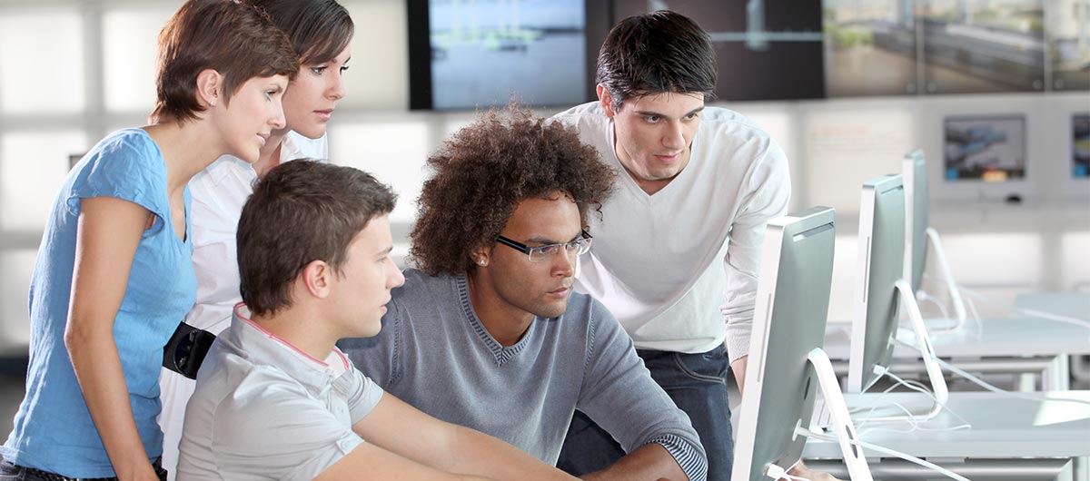 Eine Gruppe von 5 Personen sitzt vor einem Computer, in einer Online-Weiterbildung mit KI-Anteil.